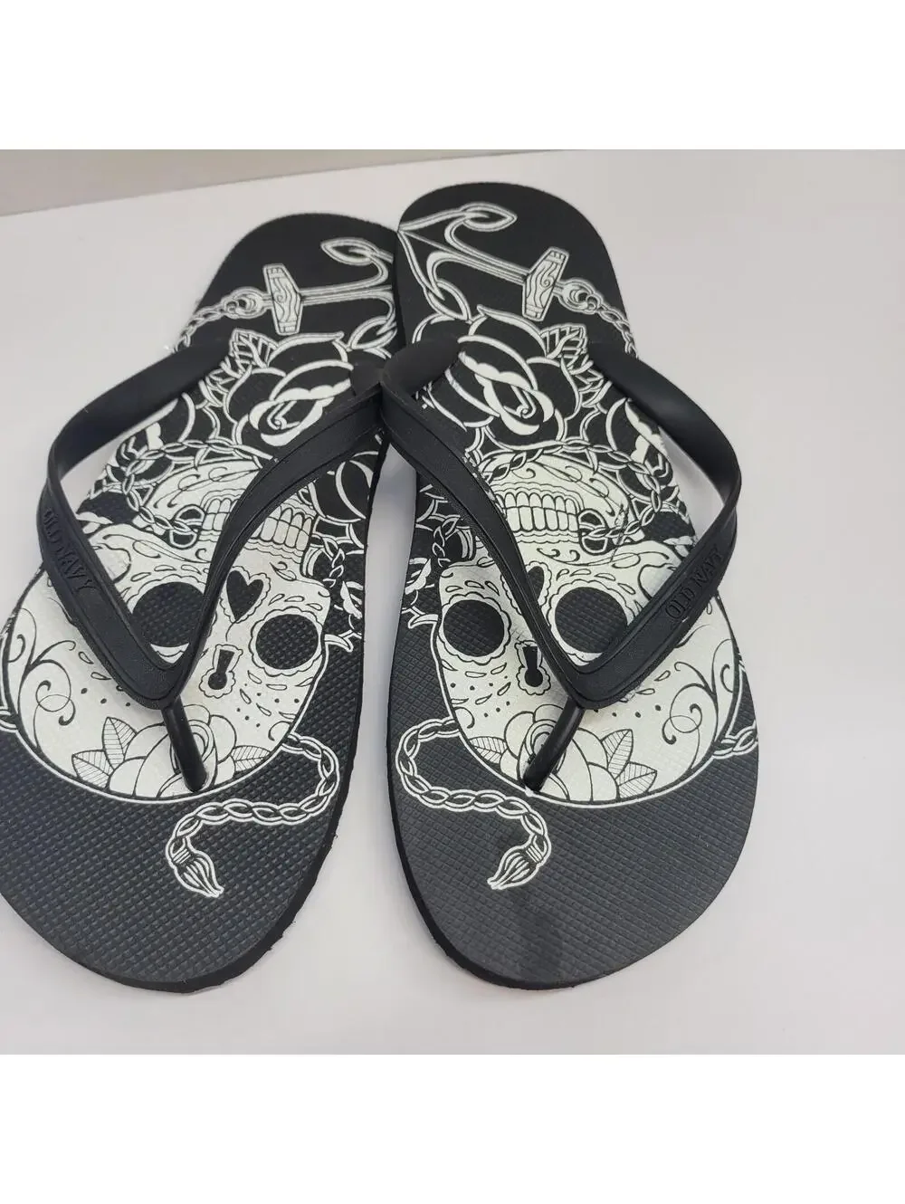 Men's Old Navy Skull Flip Flops Size 10-11 Black/White NEW